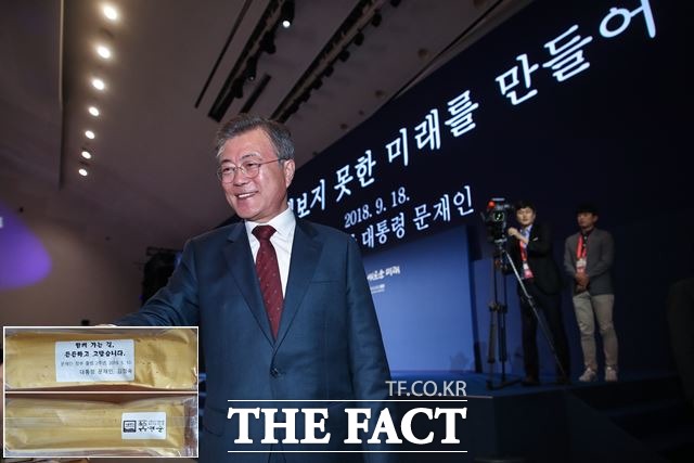 문재인 대통령이 10일 취임 2주년을 맞아 청와대 출입 기자들에게 '함께 가는 길, 든든하고 고맙습니다'는 글이 적힌 '엿'을 선물했다. 대통령의 선물을 받은 출입 기자들 사이에선 '왜, 엿일까?'를 놓고 다양한 해석이 나왔다./더팩트 DB