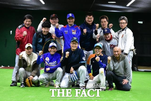 이봉원은 연예인 스마일야구단을 창단하고 십수년간 감독으로 팀을 이끌고 있고, 연예인 중에서는 드물게 직접 지상파 야구 중계 해설을 한 적이 있는 야구통이다. 야구단 경기후 멤버들과 기념사진. /더팩트 DB(이봉원 제공)