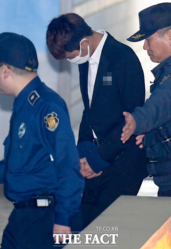 성관계 동영상을 불법으로 촬영하고 이를 유포한 혐의로 구속된 가수 정준영이 10일 오전 서울 서초동 서울중앙지법에서 열린 첫 공판준비기일에 출석하기 위해 호송차에서 내려 법정으로 향하고 있다. /김세정 기자