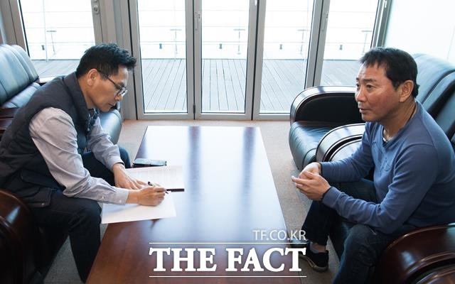 "아이언맨이라고 불러주세요." 최근 척추 수술을 한 이봉원은 자신의 몸 곳곳에 수술 흔적이 많다고 했다. 스페셜인터뷰는 지난 9일 서울 상암동 더팩트 사옥에서 2시간동안 진행됐다. /김세정 기자