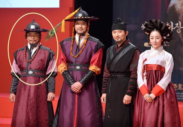 "어떤 연기든 자신 있다." 이봉원은 다양한 취미활동과 사업 등 외도를 하면서도 꾸준히 연기활동을 해오고 있다. 사진은 드라마 '옥중화' 제작발표회 당시 곽민호, 임호, 오나라(왼쪽부터)와 포토타임. /더팩트 DB