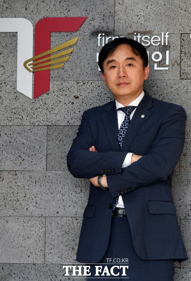 정철승 법무법인 더펌 대표 변호사가 7일 서초구 사무실 앞에서 포즈를 취하고 있다./남용희 기자