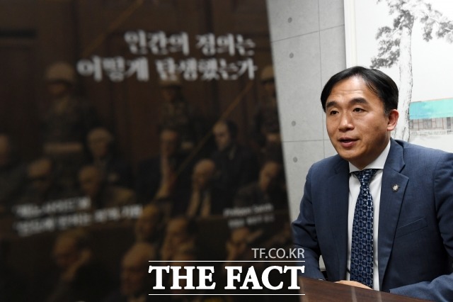 정철승 법무법인 더펌 대표 변호사가 7일 서초구 사무실에서 더팩트와 인터뷰를 하고 있다. 왼쪽은 그의 번역서 '인간의 정의는 어떻게 탄생했는가'./남용희 기자