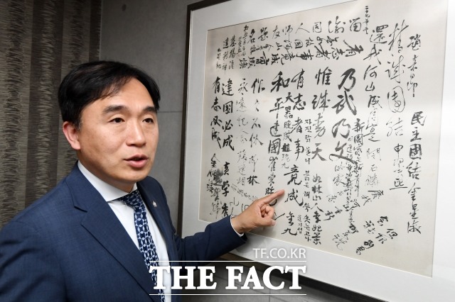 정철승 법무법인 더펌 대표 변호사가 7일 서초구 잠원동 사무실에서 독립운동가인 외조부 윤기섭 선생의 친필을 가리키며 당시 역사를 설명하고 있다./남용희 기자