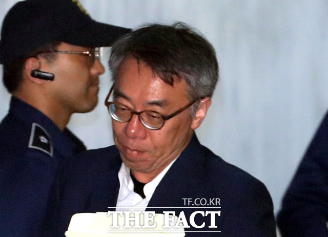 임종헌 전 법원행정처 처장이 13일 구속연장이 결정된 후 다음날 열린 공판에 출석하고 있다. 눈물로 석방을 간청하기도 한 그는 법정에 들어서며 방청석에 앉은 부인과 눈 인사를 하고 변호인과 웃으며 대화하는 등 밝은 모습을 보였다. /뉴시스