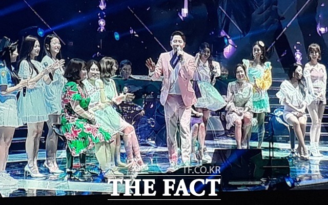 '미스트롯'이 공연계에 유례없는 이변의 열풍을 만들어가고 있는 가운데 8월까지 상반기에만 전국 투어 공연장소가 무려 18곳에 달하고 있다. 사진은 지난 5월5일 서울공연이 펼쳐진 서울올림픽체조경기장. /강일홍 기자