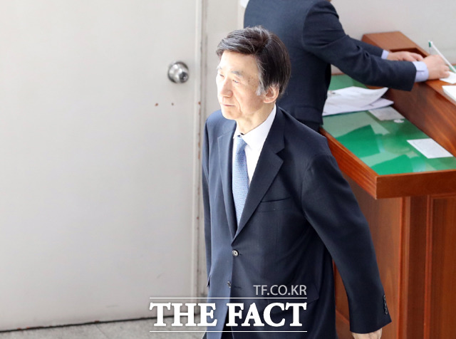 윤병세 전 외교부 장관이 14일 서울 서초구 서울중앙지방법원 임종헌 전 법원행정처 처장의 공판에 증인으로 출석하기 위해 법원에 들어서고 있다. /뉴시스
