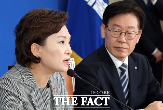 이재명 경기도지사와 김현미 국토교통부 장관이 14일 오후 서울 여의도 국회 더불어민주당 당 대표실에서 이해찬 대표와 버스관련 협의를 한 후 브리핑을 하고 있다. /뉴시스