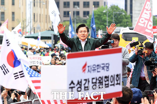 자유한국당은 격의 없는 대화를 위해 문재인 대통령과 황교안 대표의 1대 1 대화를 고수하고 있다. 지난달 서울 종로구 세종문화회관 앞에서 열린 한국당 장외집회에서 당원들과 참가자들에게 인사하는 황 대표. /남용희 기자