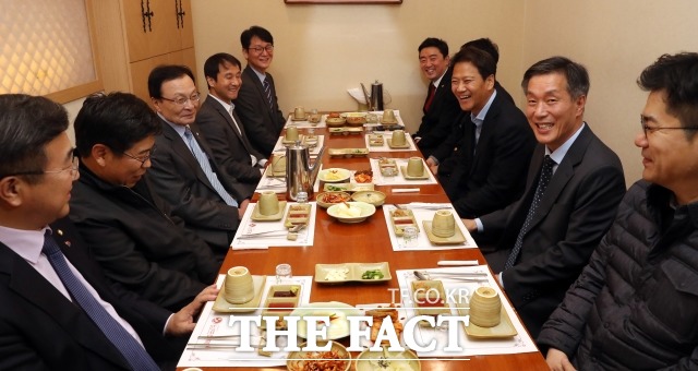 지난 3월 이해찬 민주당 대표가 임 전 실장 등 청와대 1기 참모진의 노고를 치하는 만찬 당시. 윤호중 민주당 사무총장, 백원우 전 민정비서관, 이 대표, 한병도 전 정무수석, 권혁기 전 춘추관장, 강훈식 당 전략기획위원장, 윤영찬 전 국민소통수석, 임종석 전 실장, 남요원 전 문화비서관, 송인배 전 정무비서관(왼쪽부터). /남윤호 기자