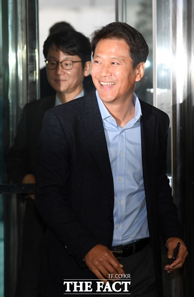 임종석 전 비서실장은 '당에서 (종로 출마를) 요청하면 응할 수 있다는 이야기냐'는 질의에 "그렇다"라며 의지를 피력했다. 또한 임 전 실장은 최근 황교안 대표의 발언과 관련해 "사실관계 자체를 무시해서 대응할 생각이 없다"고 일축했다. 지난 3월 이해찬 민주당 대표와 만찬에 참석하는 임 전 실장. /남윤호 기자