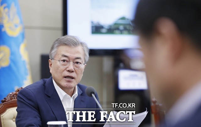 집권 3년 차에 접어든 문재인 14일 국무회의에서 "때론 대립하더라도 국민의 삶과 국가적 문제를 해결하기 위해서 협력할 것은 협력해야 한다"고 말했다. 5당 대표 회담 형식을 두고 신경전을 벌이는 자유한국당을 겨냥한 것으로 풀이된다. /청와대 제공