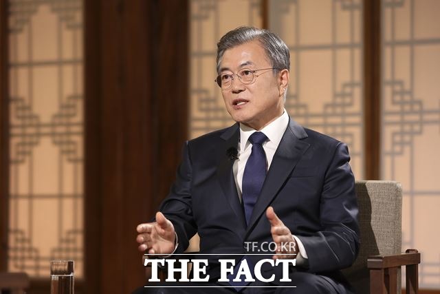 문재인 대통령은 대북 인도적 식량지원의 필요에 언급하면서 "국민의 공감과 지지가 필요하다"고 설명했다. 문 대통령이 지난 9일 열린 단독대담에서 질문에 답변하고 있다. /청와대 제공