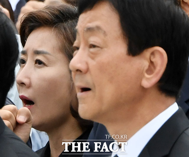 힘차게 제창하는 나경원 원내대표