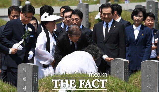 광주 5·18 민주화운동에 대한 역사적 진실을 왜곡하고 폄훼하는 행위는 여전히 지속되고 있다. 문 대통령이 39주년을 맞는 5·18 민주화운동을 기념해 어떠한 메시지를 내놓을지 주목된다. 2017년 5월 광주 북구 민주화 묘역을 찾은 문 대통령이 유가족을 위로하는 모습. /배정한 기자