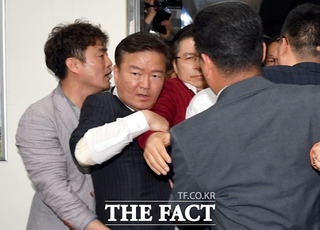 황교안 대표가 지난 3일 오전 광주 광산구 광주송정역광장에서 '문재인 STOP! 광주시민이 심판합니다' 행사를 한 뒤 5·18 단체 등의 항의를 받고 역무실을 통해 빠져나가고 있다. /뉴시스