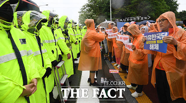 시민단체들이 경찰과 대치하며 자유한국당 해체를 외치고 있다. /남용희 기자