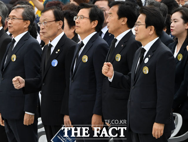 '임을 위한 행진곡' 제창을 위해 기립한 이해찬 더불어민주당 대표, 황교안 자유한국당 대표, 손학규 바른미래당 대표, 정동영 민주평화당 대표(왼쪽부터)