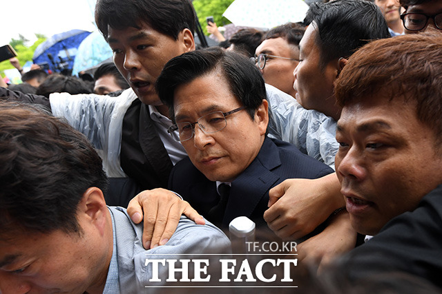 황교안 한국당 대표가 경호원들의 보호를 받으며 기념식장으로 이동하고 있다. /남용희 기자