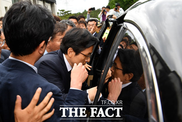 부랴부랴 차에 오르는 황교안 대표. /남윤호 기자