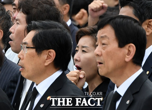 여야 하나되어 부르는 '임을 위한 행진곡' 왼쪽부터 이인영 더불어민주당 원내대표, 박상기 법무부 장관, 나경원 자유한국당 원내대표, 진영 행정안전부 장관.