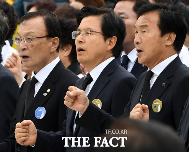 주먹을 흔들며 '임을 위한 행진곡' 부르는 황 대표