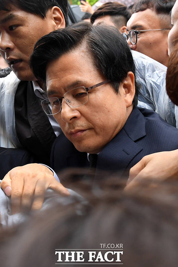 광주 시민들의 거센 항의를 받으며 기념식장으로 겨우 이동하고 있는 황교안 대표. /남용희 기자