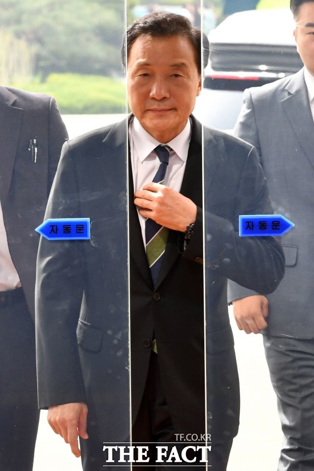 손학규 바른미래당 대표는 당내에서 자신의 사퇴를 요구하는 의원들을 향해 "수구 보수세력"으로 말했다가 17일 면전에서 집중포화를 당해야만 했다. /남윤호 기자