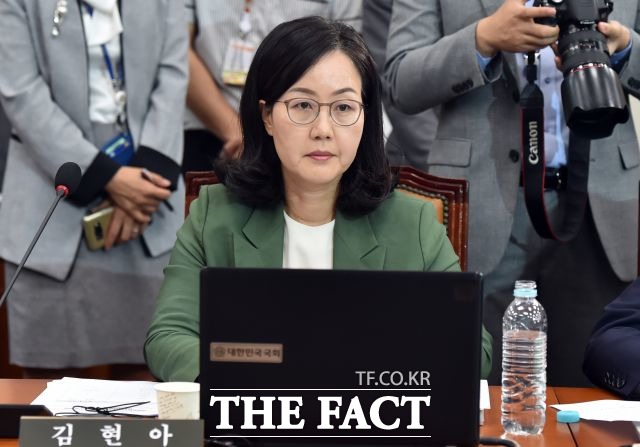 김현아 한국당 의원은 이정미 정의당 대표가 황교안 대표를 '사이코패스'로 표현한 것을 반박하는 과정에서 문재인 대통령을 '한센병' 환자로 표현해 논란의 중심에 섰다. 김 의원은 파문이 확산하자 17일 "심려를 끼쳐 죄송하다"고 사과했다. /이새롬 기자