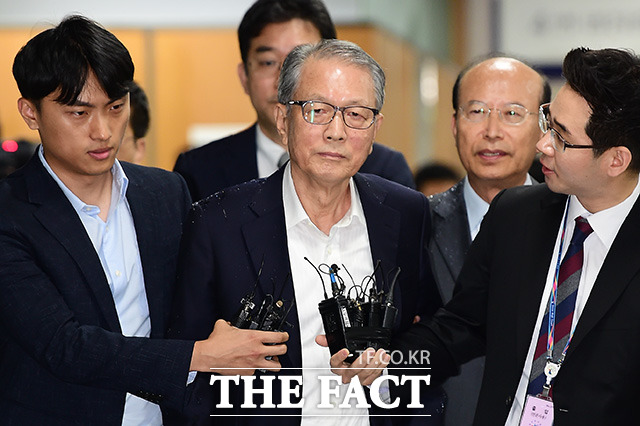 김기춘 전 청와대 대통령 비서실장이 임종헌 전 법원행정처 차장의 공판에 증인 불출석했다. 사진은 박근혜 정부의 보수단체 불법지원(화이트리스트) 관련 선고 공판에 출석하는 김기춘 전 비서실장./남용희 기자