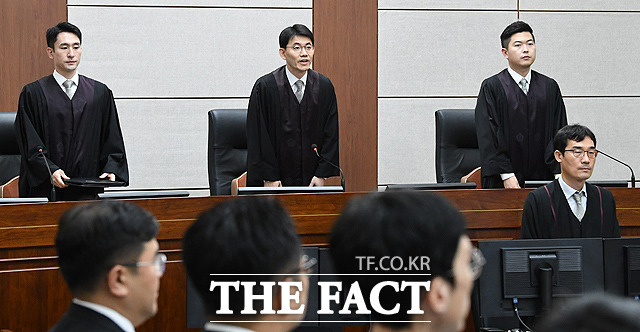 서울중앙지법 형사23부(유영근 재판장)는 20일 공무상 비밀 누설 혐의로 재판에 넘겨진 신광렬 전 서울중앙지법 형사수석 부장판사, 성창호‧조의연 전 서울중앙지법 영장전담 부장판사의 첫 번째 공판준비기일 심리를 진행했다. 사진은 성창호 부장판사(가운데) / 사진공동취재단