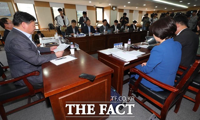 20일 오후 경기 과천시 과천정부청사에서 열린 법무부 검찰 과거사위원회 회의에 참석한 위원들이 '장자연 리스트' 의혹 사건에 대한 심의 결과를 발표하고 있다./뉴시스