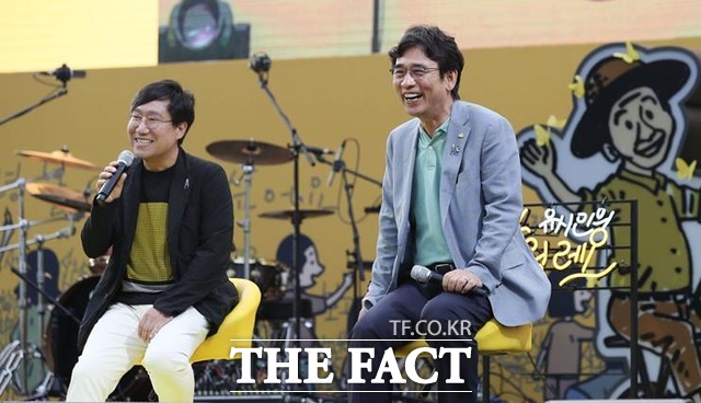 지난 18일 오후 서울 광화문광장에서 열린 고 노무현 대통령 서거 10주기 시민문화제에서 유시민 노무현재단 이사장과 양정철 민주연구원장이 토크콘서트를 하고 있다. /뉴시스