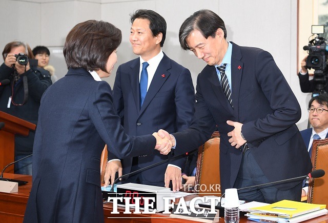 조 수석은 활발한 '페북 정치'로 자신의 목소리를 내고 있다. 특히 보수야당을 겨냥해 비판하는 글을 올리고 있는데, 정가에서는 정계 진출의 포석이 아니냐는 시각이 있다. 조 수석이 지난 1월 국회에서 열린 운영위원회 전체회의에 참석해 나경원 자유한국당 원내대표와 악수하는 모습. /이새롬 기자