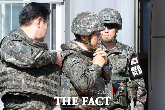 방탄모, 이른바 '하이바'를 쓰는 황 대표!