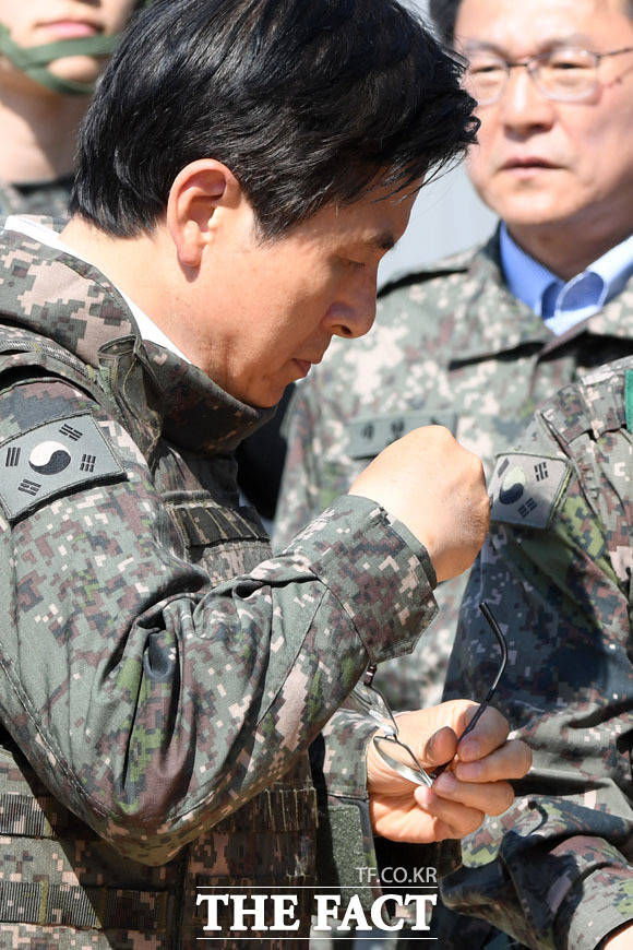 다시 안경 고쳐쓰는 황 대표