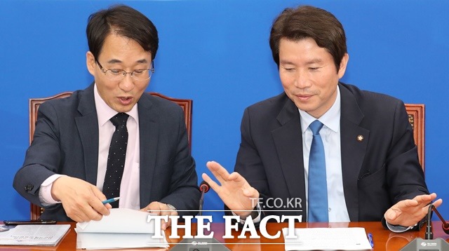 지난 21일 서울 여의도 국회에서 열린 민주당 원내대책회의에서 이인영 원내대표(오른쪽)가 이원욱 원내수석부대표와 의견을 나누고 있는 모습. /뉴시스