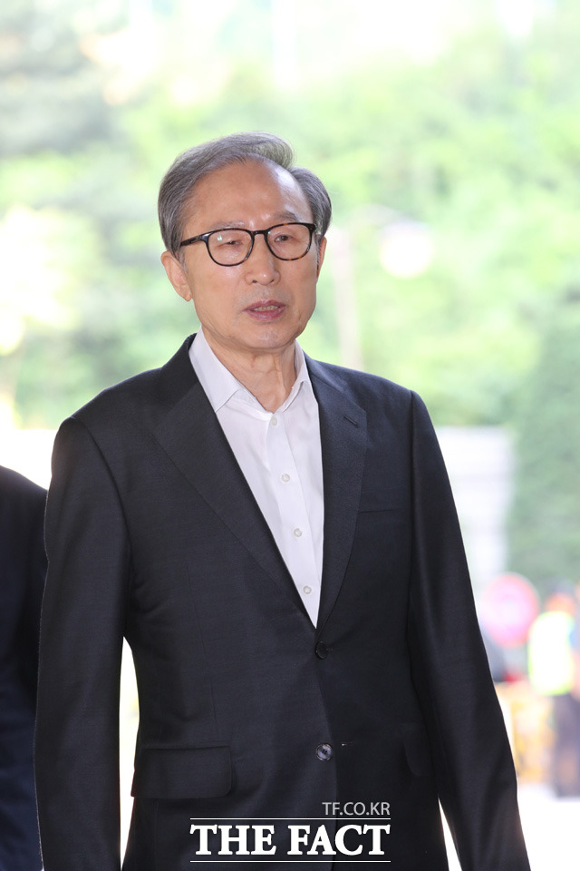 다스 비자금 횡령 및 삼성 뇌물 혐의로 기소된 이명박 전 대통령이 24일 오전 서울 서초구 서울고등법원에서 열리는 항소심 공판에 출석하고 있다. /뉴시스