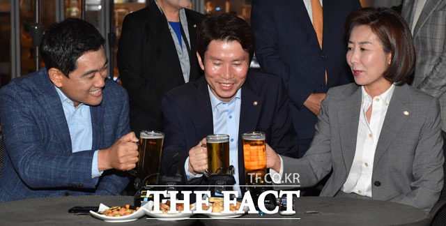 여야 3당 교섭단체 원내대표가 지난 20일 오후 서울 여의도 국회 인근 호프집에서 '맥주 회동'을 하고 있는 모습. /국회사진취재단