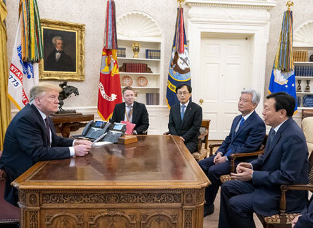 신동빈 롯데그룹 회장은 전통적인 주력 사업인 '유통'과 새로운 성장 동력인 '화학'을 양축으로 글로벌 시장에서의 영향력을 넓히겠다는 큰 그림을 그리고 있다. 사진은 도널드 트럼프 미국 대통령과 이야기를 하고 있는 신 회장(오른쪽). /롯데그룹 제공