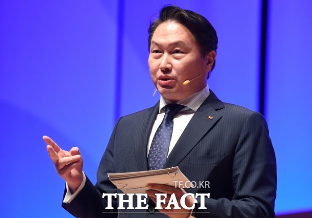 최태원 SK그룹 회장은 기업이 추구하는 이익의 방향성을 사회적 가치와 연결하려는 노력을 이어나가고 있다. 최근에는 사회적 가치를 수치화해 공개하면서 경제적 가치와 사회적 가치를 동시에 추구하는 '더블보텀라인(DBL) 경영'의 본격적인 출항을 알렸다. /더팩트 DB