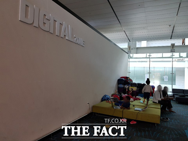 루렌도 가족은 인천국제공항 제1여객터미널 46번 게이트 근처 라운지에서 생활하고 있다. 루렌도는 이곳을 'prison(감옥)'이라고 힘주어 말했다. /인천국제공항=송주원 인턴기자