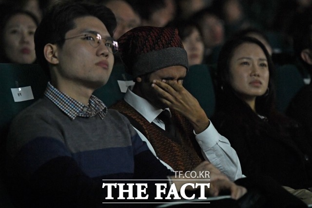 예멘 출신 난민 인정자 이스마일씨가 2월 서울 여의도 국회도서관에서 '우리 곁의 난민'이란 주제로 열린 청년정책 토크콘서트에 참석해 난민 관련 영상을 보며 눈물을 닦고 있다. /남윤호 기자