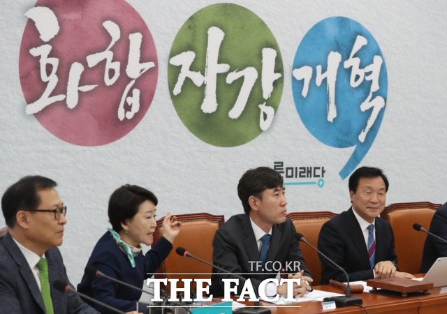 22일 열린 바른미래당 임시 최고위원회의는 원색적인 비난으로 가득했다. 하태경 최고위원은 손학규 당 대표를 향해 "민주투사가 대통령 되면 독재자 되기도 하고, 당대표 되면 당 독재할 수 있다. 나이가 들면 정신이 퇴락하기 때문"이라고 말하기도 했다. /뉴시스