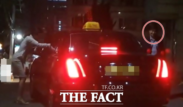 양정철 민주연구원장이 지난 21일 서훈 국가정보원장과 4시간의 만남 후 모범택시를 타고 귀가하는 과정에서 택시비를 식당 주인이 대납하고 있다. 오른쪽 원 안은 양정철 원장. /강남=허주열 기자