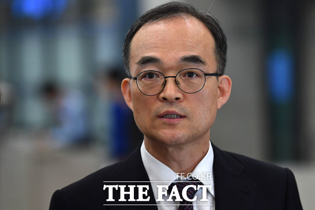 문무일 검찰총장이 지난 4일 해외 순방 일정을 취소하고 인천국제공항으로 귀국해 검·경 수사권 조정 법안이 민주주의 원리에 반한다는 입장을 밝혔다./남윤호 기자