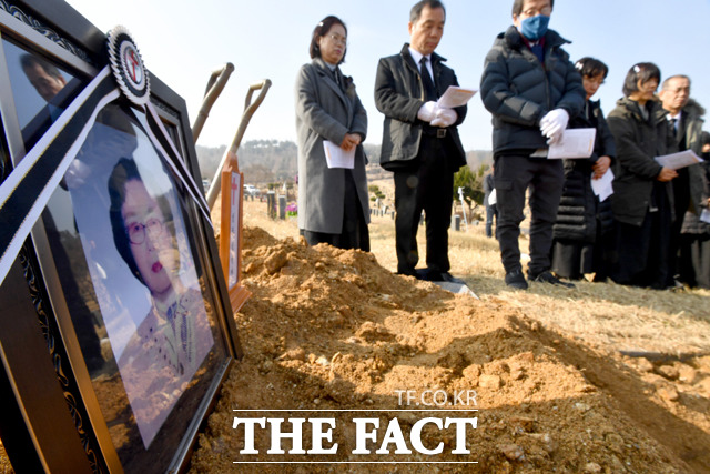 지난 2월 광주 북구 망월동 민족민주열사묘역에 일제 강점기 강제징용 피해자 심선애 할머니(89)가 안장되고 있다. 심 할머니는 일본의 사죄와 보상을 받지 못하고 영원히 잠들었다. /뉴시스