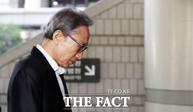 다스 비자금 횡령 및 삼성 뇌물 혐의로 기소된 이명박 전 대통령이 29일 오전 서울 서초구 서울고등법원에서 열리는 항소심 26차 공판에 출석하고 있다. /뉴시스