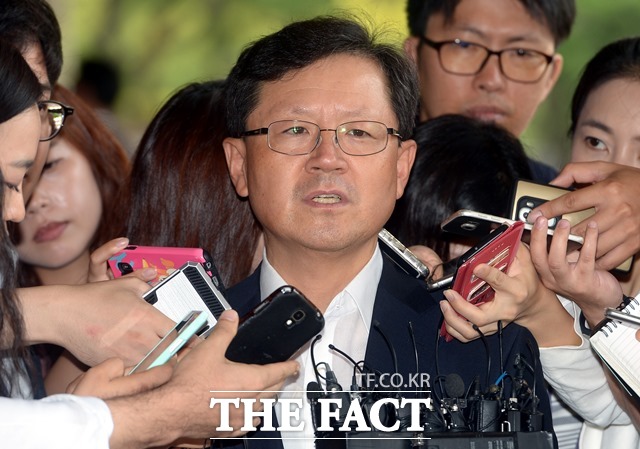 윤갑근 전 고검장은 윤중천 씨의 2013년 특수강간 혐의 수사 당시 지휘라인이었다. 사진은 2016년 8월 우병우 청와대 민정수석비서관 의혹 특별수사팀장을 맡아 취재진의 질문에 답하는 윤 전 고검장. /뉴시스