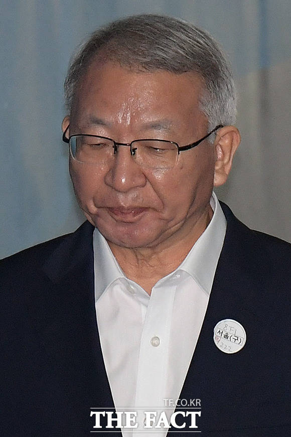 사법농단 의혹의 최고 책임자로 구속기소된 양승태 전 대법원장이 29일 오전 서울 서초구 서울중앙지방법원에서 열린 1차 공판에 출석하고 있다. /이선화 기자